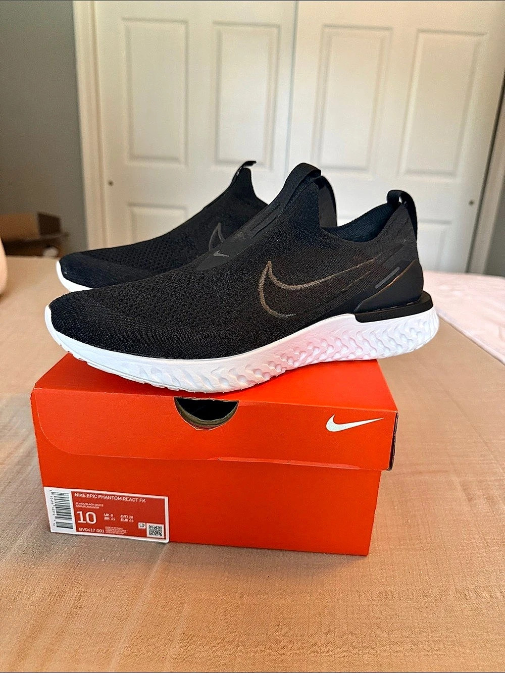 Nike Epic PHANTOM React Flyknit
Athletic Shoes Black & White US 10